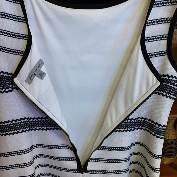 Black and White Swing Dress - Picture 4 of 7